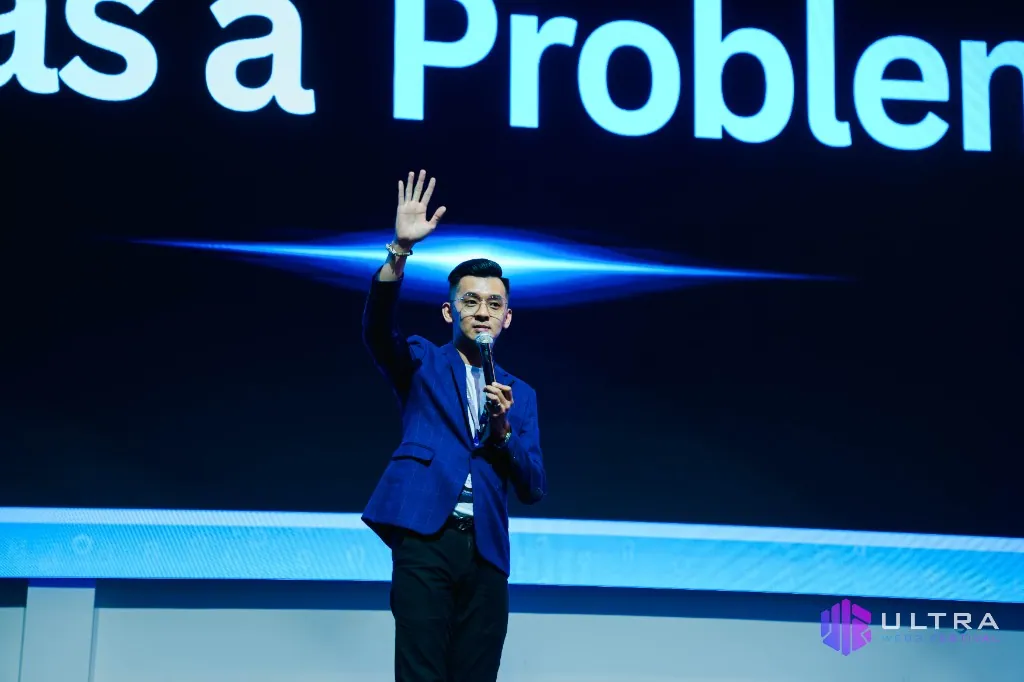 An international speaker addressing the audience