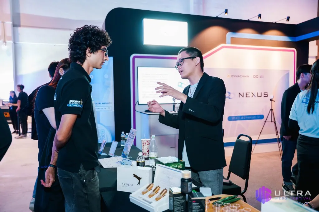 A founder speaking with a visitor at an exhibition booth